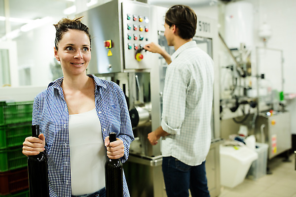 포토 JPG 서양인 외국인 여자 남자 공장 포도 실내 서기 미소 들기 사람 상반신 20대 성인 두명 앞모습 농장 기계 잡기 와인병 체코 성인만 와인공장 국내포토 유럽 뷰포인트 농업 과일 공업 모션 병_용기 표정 인종 청년 내부 와인 파일형식