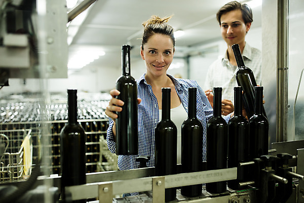 포토 JPG 서양인 외국인 응시 여자 남자 공장 포도 실내 서기 미소 들기 사람 상반신 20대 성인 두명 앞모습 농장 잡기 와인병 체코 성인만 와인공장 국내포토 시선 유럽 뷰포인트 농업 과일 공업 모션 병_용기 표정 인종 청년 내부 와인 파일형식