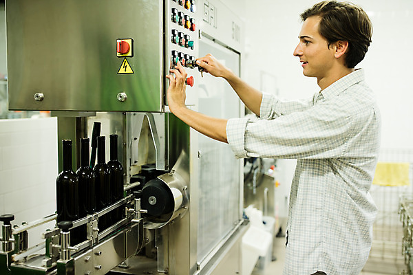 포토 JPG 서양인 외국인 남자 공장 포도 실내 한명 서기 미소 사람 상반신 20대 성인 옆모습 농장 기계 체코 작동 성인남자한명만 와인공장 국내포토 1 유럽 뷰포인트 농업 과일 공업 모션 표정 인종 청년 내부 와인 남자한명만 성인남자만 파일형식