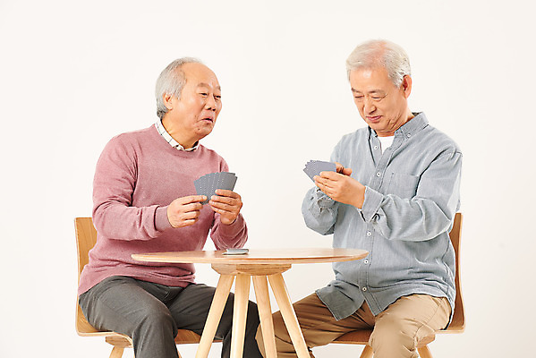 포토 JPG 스튜디오촬영 응시 할아버지 노년 남자 탁자 실내 들기 누끼 상반신 취미 두명 앞모습 친구 실버라이프 노후 우정 한국인 트럼프 은퇴 즐거움 흰배경 70대 보드게임 노인남자만 치매예방 국내포토 라이프스타일 시선 감정 뷰포인트 가구 백그라운드 관계 모션 놀이 사람 동양인 성인 내부 놀이용품 흰색 예방 치매 남자만 노인만 파일형식