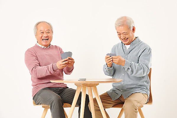 포토 JPG 스튜디오촬영 할아버지 노년 남자 탁자 실내 웃음 들기 누끼 상반신 취미 두명 앞모습 친구 실버라이프 노후 우정 한국인 트럼프 은퇴 즐거움 흰배경 70대 보드게임 노인남자만 치매예방 국내포토 라이프스타일 감정 뷰포인트 가구 백그라운드 관계 모션 놀이 표정 사람 동양인 성인 내부 놀이용품 흰색 예방 치매 남자만 노인만 파일형식