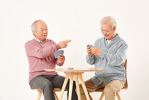 포토 JPG 스튜디오촬영 할아버지 노년 남자 탁자 실내 웃음 들기 누끼 손짓 상반신 취미 두명 앞모습 친구 실버라이프 노후 우정 한국인 트럼프 은퇴 즐거움 흰배경 70대 보드게임 노인남자만 치매예방 국내포토 라이프스타일 감정 뷰포인트 가구 백그라운드 관계 모션 놀이 표정 사람 동양인 성인 내부 놀이용품 흰색 예방 치매 남자만 노인만 파일형식