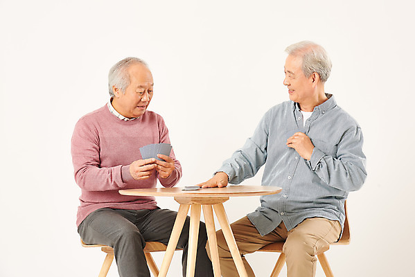 포토 JPG 스튜디오촬영 할아버지 노년 남자 탁자 실내 웃음 들기 누끼 상반신 취미 두명 앞모습 친구 실버라이프 노후 우정 한국인 트럼프 은퇴 즐거움 흰배경 70대 보드게임 노인남자만 치매예방 국내포토 라이프스타일 감정 뷰포인트 가구 백그라운드 관계 모션 놀이 표정 사람 동양인 성인 내부 놀이용품 흰색 예방 치매 남자만 노인만 파일형식