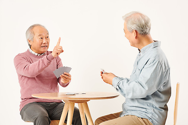 포토 JPG 스튜디오촬영 할아버지 노년 남자 탁자 실내 들기 누끼 손짓 상반신 취미 두명 옆모습 친구 실버라이프 노후 마주보기 우정 한국인 트럼프 은퇴 즐거움 흰배경 70대 보드게임 노인남자만 치매예방 국내포토 라이프스타일 감정 뷰포인트 가구 백그라운드 관계 모션 놀이 사람 동양인 성인 내부 놀이용품 흰색 예방 치매 남자만 노인만 파일형식