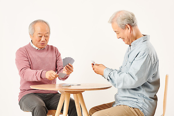 포토 JPG 스튜디오촬영 응시 할아버지 노년 남자 탁자 실내 웃음 들기 누끼 상반신 취미 두명 옆모습 친구 실버라이프 노후 우정 한국인 트럼프 은퇴 즐거움 흰배경 70대 보드게임 노인남자만 치매예방 국내포토 라이프스타일 시선 감정 뷰포인트 가구 백그라운드 관계 모션 놀이 표정 사람 동양인 성인 내부 놀이용품 흰색 예방 치매 남자만 노인만 파일형식