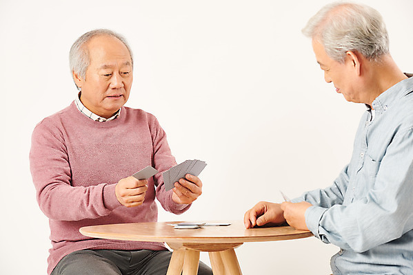 포토 JPG 스튜디오촬영 응시 할아버지 노년 남자 탁자 실내 들기 누끼 상반신 취미 두명 옆모습 친구 실버라이프 노후 우정 한국인 트럼프 은퇴 즐거움 흰배경 70대 보드게임 노인남자만 치매예방 국내포토 라이프스타일 시선 감정 뷰포인트 가구 백그라운드 관계 모션 놀이 사람 동양인 성인 내부 놀이용품 흰색 예방 치매 남자만 노인만 파일형식