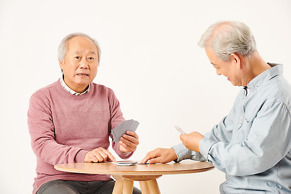 포토 JPG 스튜디오촬영 응시 할아버지 노년 남자 탁자 실내 들기 누끼 상반신 취미 두명 앞모습 옆모습 친구 실버라이프 노후 우정 한국인 트럼프 은퇴 즐거움 흰배경 70대 보드게임 노인남자만 치매예방 국내포토 라이프스타일 시선 감정 뷰포인트 가구 백그라운드 관계 모션 놀이 사람 동양인 성인 내부 놀이용품 흰색 예방 치매 남자만 노인만 파일형식