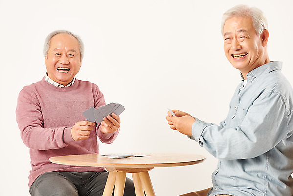 포토 JPG 스튜디오촬영 할아버지 노년 남자 탁자 실내 웃음 들기 누끼 상반신 취미 두명 앞모습 옆모습 친구 실버라이프 노후 우정 한국인 트럼프 은퇴 즐거움 흰배경 70대 보드게임 노인남자만 치매예방 국내포토 라이프스타일 감정 뷰포인트 가구 백그라운드 관계 모션 놀이 표정 사람 동양인 성인 내부 놀이용품 흰색 예방 치매 남자만 노인만 파일형식