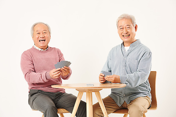 포토 JPG 스튜디오촬영 할아버지 노년 남자 탁자 실내 웃음 들기 누끼 상반신 취미 두명 앞모습 친구 실버라이프 노후 우정 한국인 트럼프 은퇴 즐거움 흰배경 70대 보드게임 노인남자만 치매예방 국내포토 라이프스타일 감정 뷰포인트 가구 백그라운드 관계 모션 놀이 표정 사람 동양인 성인 내부 놀이용품 흰색 예방 치매 남자만 노인만 파일형식