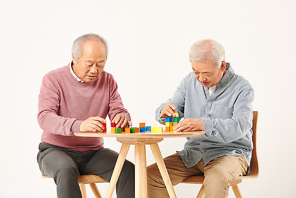 포토 JPG 스튜디오촬영 할아버지 노년 남자 탁자 실내 누끼 상반신 두명 앞모습 친구 실버라이프 노후 우정 블록 한국인 은퇴 즐거움 흰배경 70대 노인남자만 교보재 치매예방 국내포토 라이프스타일 감정 뷰포인트 가구 백그라운드 관계 사람 동양인 성인 내부 흰색 예방 교육용품 치매 남자만 노인만 파일형식