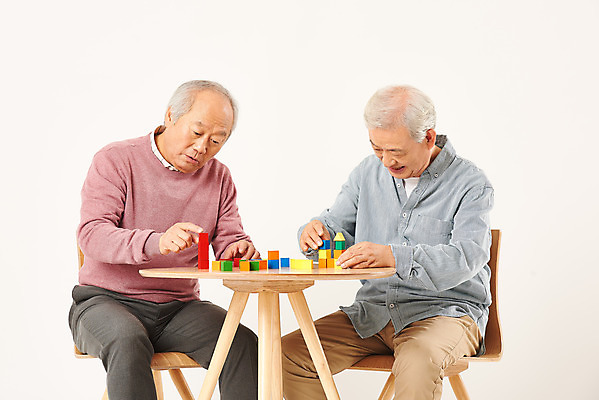 포토 JPG 스튜디오촬영 할아버지 노년 남자 탁자 실내 누끼 상반신 두명 앞모습 친구 실버라이프 노후 우정 블록 한국인 은퇴 즐거움 흰배경 70대 노인남자만 교보재 치매예방 국내포토 라이프스타일 감정 뷰포인트 가구 백그라운드 관계 사람 동양인 성인 내부 흰색 예방 교육용품 치매 남자만 노인만 파일형식