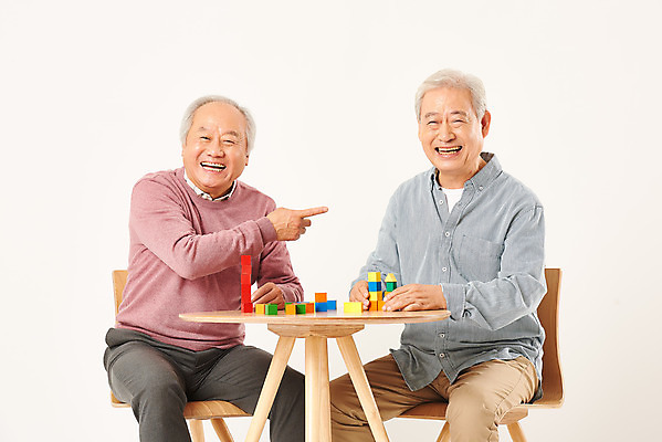 포토 JPG 스튜디오촬영 할아버지 노년 남자 탁자 실내 웃음 누끼 손짓 상반신 두명 앞모습 친구 실버라이프 노후 우정 블록 한국인 가리킴 은퇴 즐거움 흰배경 70대 노인남자만 교보재 치매예방 국내포토 라이프스타일 감정 뷰포인트 가구 백그라운드 관계 모션 표정 사람 동양인 성인 내부 흰색 예방 교육용품 치매 남자만 노인만 파일형식