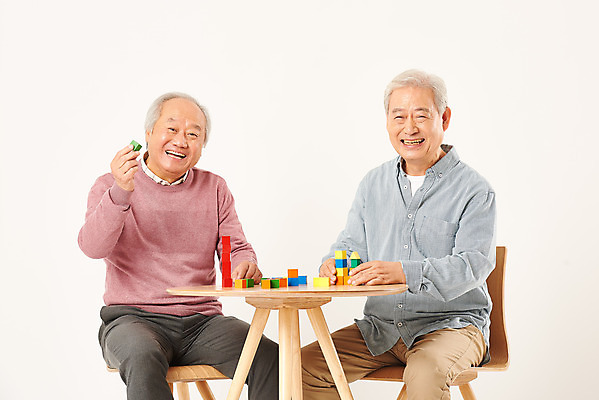 포토 JPG 스튜디오촬영 할아버지 노년 남자 탁자 실내 웃음 누끼 상반신 두명 앞모습 친구 실버라이프 노후 우정 블록 한국인 은퇴 즐거움 흰배경 70대 노인남자만 교보재 치매예방 국내포토 라이프스타일 감정 뷰포인트 가구 백그라운드 관계 표정 사람 동양인 성인 내부 흰색 예방 교육용품 치매 남자만 노인만 파일형식