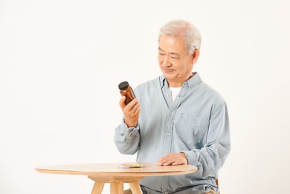 포토 JPG 스튜디오촬영 할아버지 노년 남자 탁자 실내 건강 한명 들기 누끼 상반신 앞모습 실버라이프 노후 알약 약 한국인 약병 질병 은퇴 즐거움 흰배경 예방 70대 노인남자한명만 국내포토 1 라이프스타일 감정 뷰포인트 가구 백그라운드 의학 모션 사람 동양인 성인 내부 흰색 병_담는 남자한명만 노인남자만 파일형식