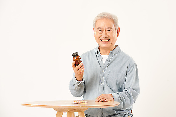 포토 JPG 스튜디오촬영 할아버지 노년 남자 탁자 실내 건강 한명 웃음 들기 누끼 상반신 앞모습 실버라이프 노후 알약 약 한국인 약병 질병 은퇴 즐거움 흰배경 예방 70대 노인남자한명만 국내포토 1 라이프스타일 감정 뷰포인트 가구 백그라운드 의학 모션 표정 사람 동양인 성인 내부 흰색 병_담는 남자한명만 노인남자만 파일형식