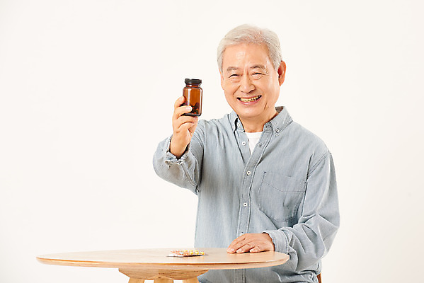 포토 JPG 스튜디오촬영 할아버지 노년 남자 탁자 실내 건강 한명 웃음 들기 누끼 상반신 앞모습 실버라이프 노후 알약 약 한국인 약병 질병 은퇴 즐거움 흰배경 예방 70대 노인남자한명만 국내포토 1 라이프스타일 감정 뷰포인트 가구 백그라운드 의학 모션 표정 사람 동양인 성인 내부 흰색 병_담는 남자한명만 노인남자만 파일형식