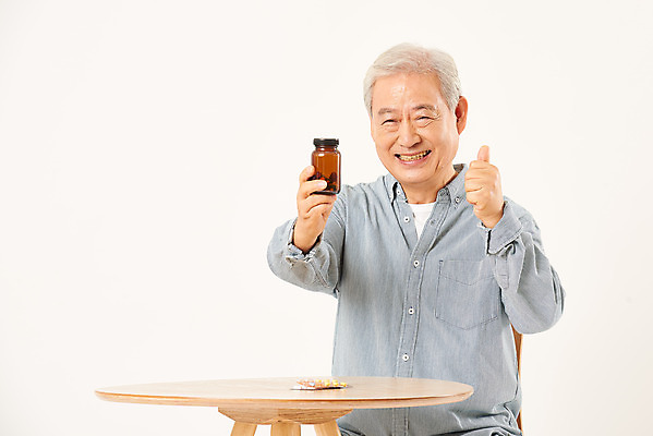 포토 JPG 스튜디오촬영 할아버지 노년 남자 탁자 실내 건강 한명 웃음 들기 누끼 상반신 앞모습 실버라이프 노후 알약 약 한국인 최고 약병 질병 은퇴 즐거움 흰배경 예방 70대 노인남자한명만 국내포토 1 라이프스타일 감정 뷰포인트 가구 백그라운드 의학 모션 표정 사람 동양인 성인 내부 흰색 병_담는 남자한명만 노인남자만 파일형식