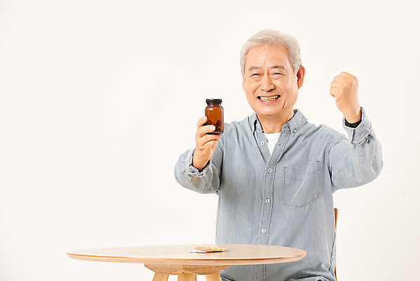 포토 JPG 스튜디오촬영 할아버지 노년 남자 탁자 실내 건강 한명 웃음 들기 누끼 상반신 앞모습 실버라이프 노후 알약 약 파이팅 주먹 한국인 약병 질병 은퇴 즐거움 흰배경 예방 70대 노인남자한명만 국내포토 1 라이프스타일 감정 뷰포인트 가구 백그라운드 의학 모션 표정 사람 동양인 성인 내부 흰색 병_담는 남자한명만 노인남자만 파일형식