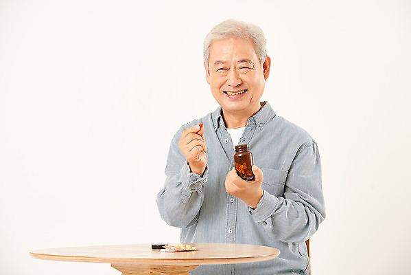 포토 JPG 스튜디오촬영 할아버지 노년 남자 탁자 실내 건강 한명 웃음 들기 누끼 상반신 앞모습 실버라이프 노후 알약 약 한국인 약병 질병 은퇴 즐거움 흰배경 예방 70대 노인남자한명만 국내포토 1 라이프스타일 감정 뷰포인트 가구 백그라운드 의학 모션 표정 사람 동양인 성인 내부 흰색 병_담는 남자한명만 노인남자만 파일형식
