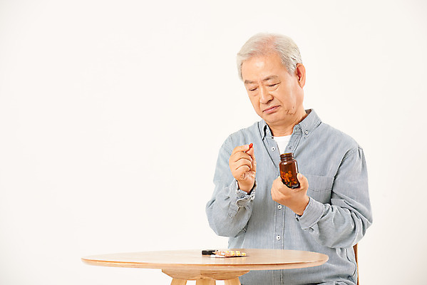 포토 JPG 스튜디오촬영 응시 할아버지 노년 남자 탁자 실내 건강 한명 들기 누끼 상반신 앞모습 실버라이프 노후 알약 약 한국인 약병 질병 은퇴 흰배경 예방 70대 노인남자한명만 국내포토 1 라이프스타일 시선 뷰포인트 가구 백그라운드 의학 모션 사람 동양인 성인 내부 흰색 병_담는 남자한명만 노인남자만 파일형식