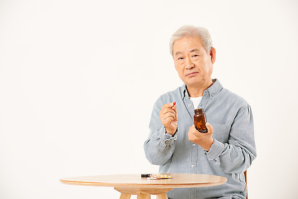 포토 JPG 스튜디오촬영 할아버지 노년 남자 탁자 실내 건강 한명 들기 누끼 상반신 앞모습 실버라이프 노후 알약 약 한국인 약병 질병 은퇴 흰배경 예방 70대 노인남자한명만 국내포토 1 라이프스타일 뷰포인트 가구 백그라운드 의학 모션 사람 동양인 성인 내부 흰색 병_담는 남자한명만 노인남자만 파일형식