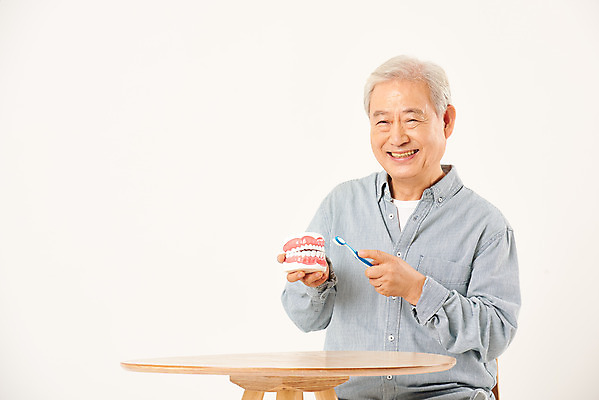 포토 JPG 스튜디오촬영 할아버지 노년 남자 탁자 실내 치과 한명 미소 누끼 상반신 앞모습 실버라이프 노후 한국인 양치 치아 칫솔 은퇴 즐거움 흰배경 70대 치아모형 치아건강 노인남자한명만 국내포토 1 라이프스타일 감정 뷰포인트 가구 백그라운드 표정 건강 병원 사람 동양인 성인 내부 위생용품 청결 흰색 소화기관 남자한명만 노인남자만 파일형식