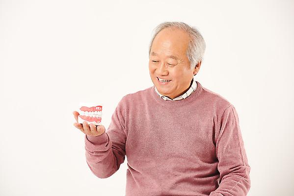 포토 JPG 스튜디오촬영 할아버지 노년 남자 실내 치과 한명 미소 들기 누끼 상반신 앞모습 실버라이프 노후 한국인 치아 은퇴 즐거움 흰배경 70대 치아모형 치아건강 노인남자한명만 국내포토 1 라이프스타일 감정 뷰포인트 백그라운드 모션 표정 건강 병원 사람 동양인 성인 내부 흰색 소화기관 남자한명만 노인남자만 파일형식