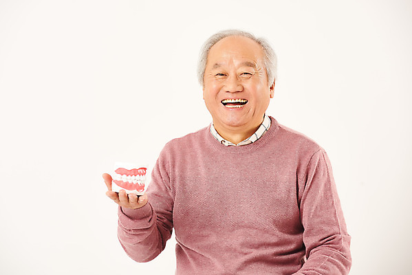 포토 JPG 스튜디오촬영 할아버지 노년 남자 실내 치과 한명 미소 들기 누끼 상반신 앞모습 실버라이프 노후 한국인 치아 은퇴 즐거움 흰배경 70대 치아모형 치아건강 노인남자한명만 국내포토 1 라이프스타일 감정 뷰포인트 백그라운드 모션 표정 건강 병원 사람 동양인 성인 내부 흰색 소화기관 남자한명만 노인남자만 파일형식