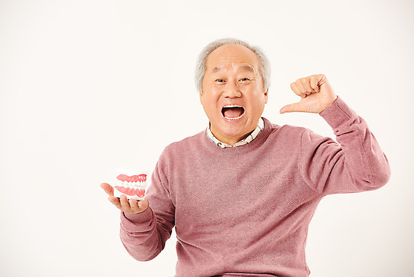 포토 JPG 스튜디오촬영 할아버지 노년 남자 실내 치과 한명 누끼 손짓 상반신 앞모습 실버라이프 노후 한국인 최고 치아 은퇴 즐거움 흰배경 70대 치아모형 치아건강 노인남자한명만 국내포토 1 라이프스타일 감정 뷰포인트 백그라운드 모션 건강 병원 사람 동양인 성인 내부 흰색 소화기관 남자한명만 노인남자만 파일형식