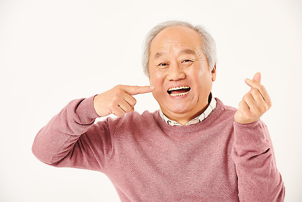 포토 JPG 스튜디오촬영 할아버지 노년 남자 실내 치과 한명 누끼 손짓 상반신 앞모습 실버라이프 노후 한국인 가리킴 치아 은퇴 즐거움 흰배경 70대 손하트 임플란트 치아건강 노인남자한명만 국내포토 1 라이프스타일 감정 뷰포인트 백그라운드 모션 건강 병원 사람 동양인 성인 내부 흰색 소화기관 남자한명만 노인남자만 파일형식