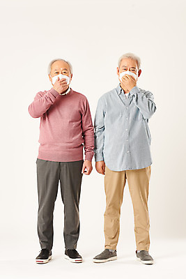 포토 JPG 스튜디오촬영 전신 할아버지 노년 남자 실내 건강 마스크 누끼 두명 앞모습 친구 실버라이프 노후 환경 한국인 질병 감기 은퇴 사회이슈 흰배경 70대 호흡기질환 노인남자만 미세먼지 코로나바이러스 국내포토 라이프스타일 뷰포인트 백그라운드 컨셉 의학 관계 사람 동양인 성인 내부 흰색 바이러스 먼지 남자만 노인만 파일형식