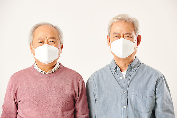 포토 JPG 스튜디오촬영 할아버지 노년 남자 실내 건강 마스크 누끼 상반신 두명 앞모습 친구 실버라이프 노후 환경 한국인 찡그림 질병 감기 은퇴 사회이슈 흰배경 70대 호흡기질환 노인남자만 미세먼지 코로나바이러스 국내포토 라이프스타일 뷰포인트 백그라운드 컨셉 의학 관계 표정 사람 동양인 성인 내부 흰색 바이러스 먼지 남자만 노인만 파일형식