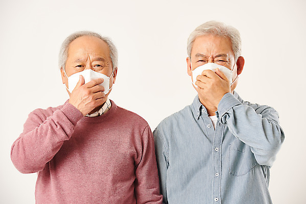 포토 JPG 스튜디오촬영 할아버지 노년 남자 실내 건강 마스크 누끼 상반신 두명 앞모습 친구 실버라이프 노후 환경 한국인 찡그림 질병 감기 은퇴 사회이슈 흰배경 70대 호흡기질환 노인남자만 미세먼지 코로나바이러스 국내포토 라이프스타일 뷰포인트 백그라운드 컨셉 의학 관계 표정 사람 동양인 성인 내부 흰색 바이러스 먼지 남자만 노인만 파일형식