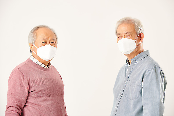 포토 JPG 스튜디오촬영 할아버지 노년 남자 실내 건강 마스크 누끼 상반신 두명 옆모습 친구 실버라이프 노후 환경 한국인 질병 감기 은퇴 사회이슈 흰배경 70대 호흡기질환 노인남자만 미세먼지 코로나바이러스 국내포토 라이프스타일 뷰포인트 백그라운드 컨셉 의학 관계 사람 동양인 성인 내부 흰색 바이러스 먼지 남자만 노인만 파일형식