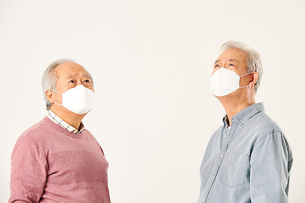 포토 JPG 스튜디오촬영 응시 할아버지 노년 남자 실내 건강 마스크 누끼 상반신 두명 옆모습 친구 실버라이프 노후 환경 한국인 올려보기 질병 감기 은퇴 사회이슈 흰배경 70대 호흡기질환 노인남자만 미세먼지 코로나바이러스 국내포토 라이프스타일 시선 뷰포인트 백그라운드 컨셉 의학 관계 모션 사람 동양인 성인 내부 흰색 바이러스 먼지 남자만 노인만 파일형식