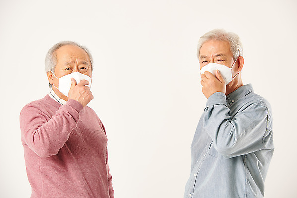 포토 JPG 스튜디오촬영 할아버지 노년 남자 실내 건강 마스크 누끼 상반신 두명 옆모습 친구 실버라이프 노후 환경 한국인 질병 감기 은퇴 사회이슈 흰배경 70대 호흡기질환 노인남자만 미세먼지 코로나바이러스 국내포토 라이프스타일 뷰포인트 백그라운드 컨셉 의학 관계 사람 동양인 성인 내부 흰색 바이러스 먼지 남자만 노인만 파일형식