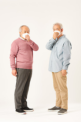 포토 JPG 스튜디오촬영 전신 할아버지 노년 남자 실내 건강 마스크 누끼 두명 옆모습 친구 실버라이프 노후 환경 한국인 질병 감기 은퇴 사회이슈 흰배경 70대 호흡기질환 노인남자만 미세먼지 코로나바이러스 국내포토 라이프스타일 뷰포인트 백그라운드 컨셉 의학 관계 사람 동양인 성인 내부 흰색 바이러스 먼지 남자만 노인만 파일형식