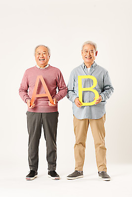포토 JPG 스튜디오촬영 전신 알파벳 영어 할아버지 노년 남자 실내 영어교육 웃음 들기 누끼 두명 앞모습 친구 실버라이프 노후 우정 한국인 은퇴 즐거움 흰배경 70대 노인남자만 노인교육 평생교육 국내포토 문자 라이프스타일 교육 감정 뷰포인트 백그라운드 관계 모션 표정 사람 동양인 성인 내부 흰색 노인학교 남자만 노인만 파일형식