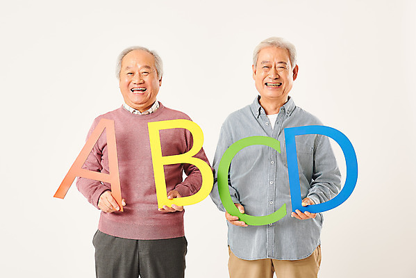 포토 JPG 스튜디오촬영 알파벳 영어 할아버지 노년 남자 실내 영어교육 웃음 들기 누끼 상반신 두명 앞모습 친구 실버라이프 노후 우정 한국인 은퇴 즐거움 흰배경 70대 노인남자만 노인교육 평생교육 국내포토 문자 라이프스타일 교육 감정 뷰포인트 백그라운드 관계 모션 표정 사람 동양인 성인 내부 흰색 노인학교 남자만 노인만 파일형식