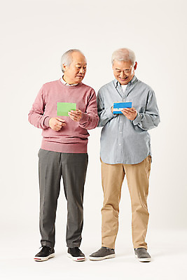 포토 JPG 스튜디오촬영 전신 응시 할아버지 노년 남자 실내 들기 누끼 두명 앞모습 금융 경제 친구 실버라이프 노후 우정 저축 한국인 은퇴 즐거움 흰배경 통장 70대 노후자금 연금 예금통장 적금 노인남자만 국내포토 라이프스타일 시선 감정 뷰포인트 백그라운드 관계 모션 사람 동양인 성인 내부 흰색 남자만 노인만 파일형식