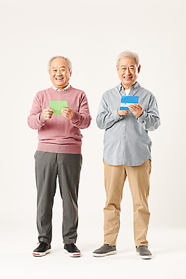 포토 JPG 스튜디오촬영 전신 할아버지 노년 남자 실내 미소 들기 누끼 두명 앞모습 금융 경제 친구 실버라이프 노후 우정 저축 한국인 은퇴 즐거움 흰배경 통장 70대 노후자금 연금 예금통장 적금 노인남자만 국내포토 라이프스타일 감정 뷰포인트 백그라운드 관계 모션 표정 사람 동양인 성인 내부 흰색 남자만 노인만 파일형식