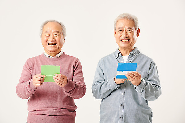 포토 JPG 스튜디오촬영 할아버지 노년 남자 실내 웃음 들기 누끼 상반신 두명 앞모습 금융 경제 친구 실버라이프 노후 우정 저축 한국인 은퇴 즐거움 흰배경 통장 70대 노후자금 연금 예금통장 적금 노인남자만 국내포토 라이프스타일 감정 뷰포인트 백그라운드 관계 모션 표정 사람 동양인 성인 내부 흰색 남자만 노인만 파일형식