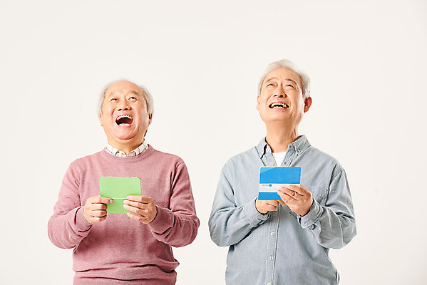 포토 JPG 스튜디오촬영 할아버지 노년 남자 실내 웃음 들기 누끼 상반신 두명 앞모습 금융 경제 친구 실버라이프 노후 우정 저축 한국인 올려보기 은퇴 즐거움 흰배경 통장 70대 노후자금 연금 예금통장 적금 노인남자만 국내포토 라이프스타일 감정 뷰포인트 백그라운드 관계 모션 표정 사람 동양인 성인 내부 흰색 남자만 노인만 파일형식