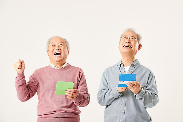 포토 JPG 스튜디오촬영 할아버지 노년 남자 실내 웃음 들기 누끼 상반신 두명 앞모습 금융 경제 친구 실버라이프 노후 파이팅 주먹 우정 저축 한국인 올려보기 은퇴 즐거움 흰배경 통장 70대 노후자금 연금 예금통장 적금 노인남자만 국내포토 라이프스타일 감정 뷰포인트 백그라운드 관계 모션 표정 사람 동양인 성인 내부 흰색 남자만 노인만 파일형식