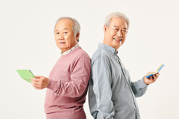 포토 JPG 스튜디오촬영 할아버지 노년 남자 실내 웃음 들기 누끼 상반신 두명 옆모습 금융 경제 친구 실버라이프 노후 우정 저축 한국인 등맞대기 비교 은퇴 즐거움 흰배경 통장 70대 노후자금 연금 예금통장 적금 노인남자만 국내포토 라이프스타일 감정 뷰포인트 백그라운드 컨셉 관계 모션 표정 사람 동양인 성인 내부 흰색 남자만 노인만 파일형식