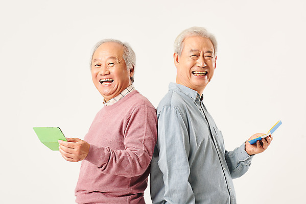 포토 JPG 스튜디오촬영 할아버지 노년 남자 실내 웃음 들기 누끼 상반신 두명 옆모습 금융 경제 친구 실버라이프 노후 우정 저축 한국인 등맞대기 은퇴 즐거움 흰배경 통장 70대 노후자금 연금 예금통장 적금 노인남자만 국내포토 라이프스타일 감정 뷰포인트 백그라운드 관계 모션 표정 사람 동양인 성인 내부 흰색 남자만 노인만 파일형식