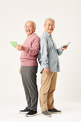 포토 JPG 스튜디오촬영 전신 할아버지 노년 남자 실내 웃음 들기 누끼 두명 옆모습 금융 경제 친구 실버라이프 노후 우정 저축 한국인 등맞대기 은퇴 즐거움 흰배경 통장 70대 노후자금 연금 예금통장 적금 노인남자만 국내포토 라이프스타일 감정 뷰포인트 백그라운드 관계 모션 표정 사람 동양인 성인 내부 흰색 남자만 노인만 파일형식