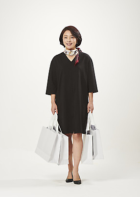 포토 JPG 스튜디오촬영 전신 여자 중년 50대 중년라이프 실내 한명 서기 미소 들기 누끼 앞모습 쇼핑 쇼핑백 한국인 흰배경 과소비 의료성형뷰티 중년여자한명만 국내포토 1 라이프스타일 뷰포인트 백그라운드 가방 모션 표정 사람 동양인 성인 내부 흰색 소비 여자한명만 중년여자만 파일형식