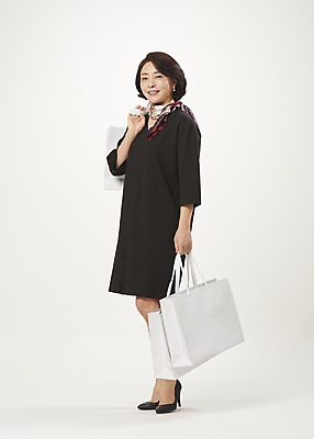 포토 JPG 스튜디오촬영 전신 여자 중년 50대 중년라이프 실내 한명 서기 미소 들기 누끼 옆모습 쇼핑 쇼핑백 한국인 흰배경 과소비 의료성형뷰티 중년여자한명만 국내포토 1 라이프스타일 뷰포인트 백그라운드 가방 모션 표정 사람 동양인 성인 내부 흰색 소비 여자한명만 중년여자만 파일형식