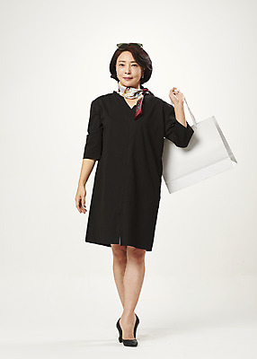 포토 JPG 스튜디오촬영 전신 여자 중년 50대 중년라이프 실내 한명 서기 미소 들기 누끼 앞모습 쇼핑 쇼핑백 한국인 흰배경 과소비 의료성형뷰티 중년여자한명만 국내포토 1 라이프스타일 뷰포인트 백그라운드 가방 모션 표정 사람 동양인 성인 내부 흰색 소비 여자한명만 중년여자만 파일형식